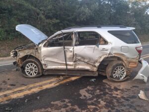 Acidente na MG-050 em São João Batista do Glória deixa feridos e interdita pista