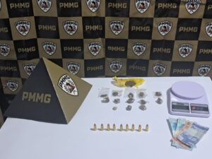 Polícia Militar apreende drogas, munições e balança de precisão durante operação em Alpinópolis