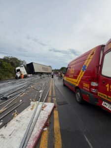 Motorista fica ferido após acidente envolvendo duas carretas entre Piumhi e Capitólio