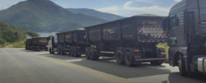 VÍDEO | Comboio de carretas fica retido após interdição da Ponte Torta na BR-265, em Carmo do Rio Claro
