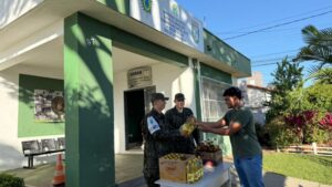 Campanha que troca óleo usado por alimentos ganha reforço do Tiro de Guerra em Passos