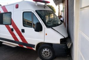 Paciente em surto foge de hospital dirigindo ambulância e causa acidente em Ibiraci