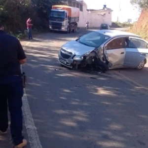 Motorista passa mal ao volante e se envolve em acidente na MG-146, em Passos