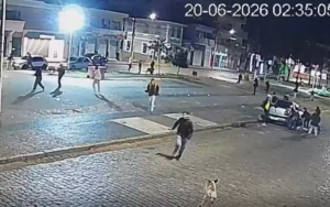 VÍDEO | Homem atira em praça e provoca correria durante a madrugada em Muzambinho; polícia procura suspeito