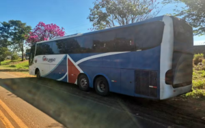 Ônibus é apreendido por transporte interestadual irregular durante fiscalização em São Sebastião do Paraíso