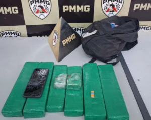 Mulher é presa com drogas após denúncia em posto de combustíveis na MG-050, em Passos
