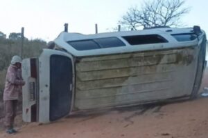 Homem fica ferido após van com trabalhadores rurais capotar em estrada rural de Ibiraci
