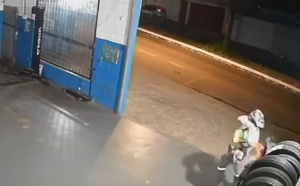 VÍDEO | Cliente ateia fogo em oficina mecânica após discussão por serviço em Passos
