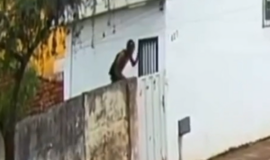 VÍDEO | Homem invade unidade do SAMU e furta notebook em Passos