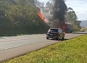 Caminhão é destruído por incêndio na MG-050, em Capitólio