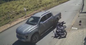 VÍDEO | Após chutar caminhonete, motociclista é atropelado e motorista acaba preso em Formiga