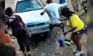 VÍDEO | Carro desgovernado atropela torcedores em bar e deixa quatro feridos em MG