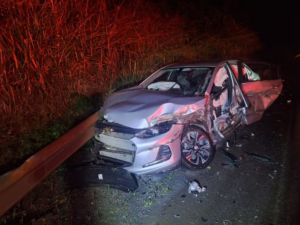 Motorista morre após colisão envolvendo caminhonete, carreta e carro na BR-354, em Arcos