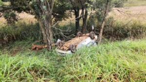 Motorista morre após carro capotar na MG-050, em Pimenta