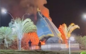VÍDEO | Monumento de Nossa Senhora Aparecida desaba após incêndio em Goiás