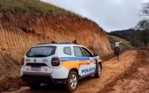 VÍDEO | Vídeo de cavalo puxando viatura da PM em estrada de barro é investigado no Sul de Minas