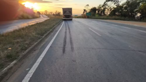 Idoso de 69 anos fica gravemente ferido após ser atropelado por caminhão na BR-352, em Formiga
